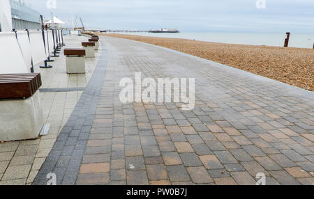 Eine neue Ziegel Fußweg am Meer entlang Stockfoto