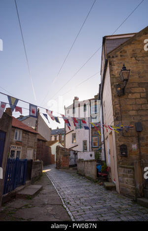 Schmale Gasse im historischen Fischerdorf Staithes an der Küste von North Yorkshire, England. Stockfoto