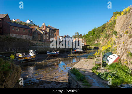 Boote in der Beck bei Ebbe, Staithes, North Yorkshire, England. Eine wunderschöne historische Fischerdorf, beliebt bei Touristen. Stockfoto