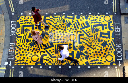 "City Jam" (Eley Kishimoto 2018) Fußgängerzone cossing vom Barbican, Teil der Kulturmeile "Bunten Kreuzungen" Kunstprojekt, London, UK. Stockfoto