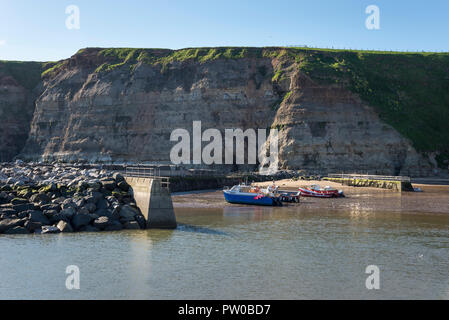 Fischerboote in Staithes Hafen an der Küste von North Yorkshire, England. Stockfoto