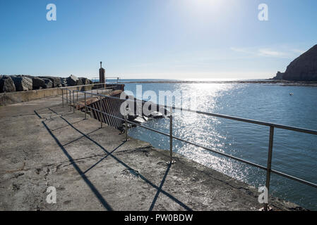 Die hellen und sonnigen Morgen mit Meerblick von Staithes Hafen an der Küste von North Yorkshire, England. Stockfoto