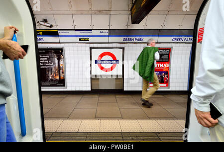 Die Londoner U-Bahn im Green Park gestoppt Station, London, England, UK. Stockfoto