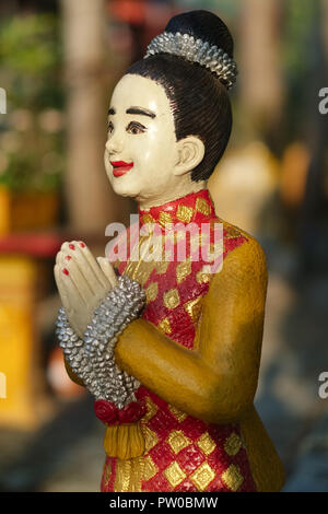 Kleine Figur im Wat Srisoonthorn in Phuket, Thailand, Anzeigen der traditionellen thailändischen Gruß, der Wai. Stockfoto