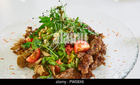 Warmer Salat mit Kalbfleisch. Leckere und nahrhafte Lebensmittel Stockfoto