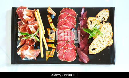 Antipasti Teller kaltes Fleisch Platte mit Grissini Grissini. Stockfoto