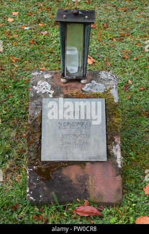 Ein Grab Marker für sowjetische Soldaten in einem Krieg PETER REDETZKI Friedhof (kriegsgräberstätte-Ehrenfriedhof) aus dem WW 1 Friedhof in Merzig, Deutschland Stockfoto