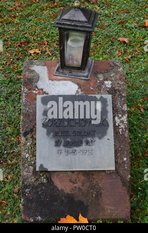 Ein Grab Marker für sowjetische Soldaten S. KORZUCHOWSKI in einem Krieg Friedhof (kriegsgräberstätte-Ehrenfriedhof) aus dem WW 1 Friedhof in Merzig, Deutschland Stockfoto