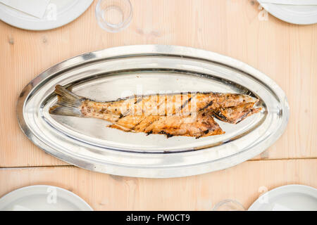 Zentrale Komposition von gegrillten Fisch Filet auf silbernem Tablett Stockfoto