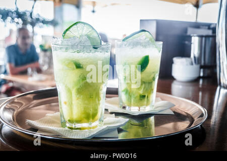 Zwei caipirinha Cocktails an der Bar im Restaurant Stockfoto