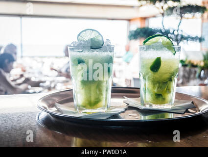 Zwei caipirinha Cocktails an der Bar im Restaurant Stockfoto