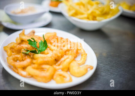 Tintenfische frittiert im tiefen Öl Korianderblatt serviert. Stockfoto