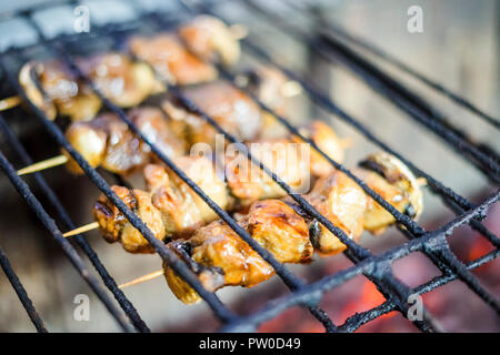 Viele Fleischspieße gegrillt auf Holzkohle im Restaurant Stockfoto