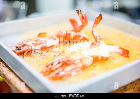 Gebackene Tiger Shrimps in einer Butter Soße auf Ofen - pan Stockfoto