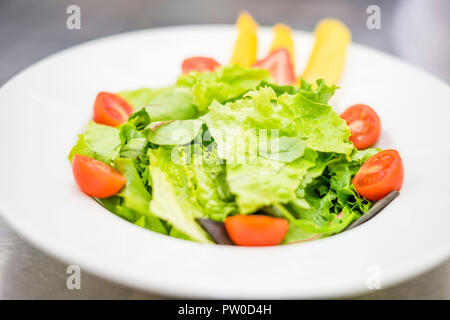 Gesunde, leichte Salat mit Tomaten und Obst Stockfoto
