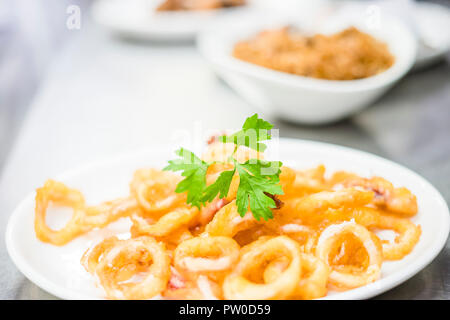 Tintenfische frittiert im tiefen Öl Korianderblatt in ausgefallenen Restaurant serviert Stockfoto