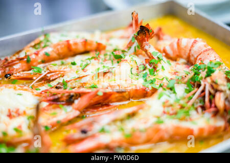 Gebackene Tiger Shrimps in einer Butter Soße auf Ofen - pan Stockfoto