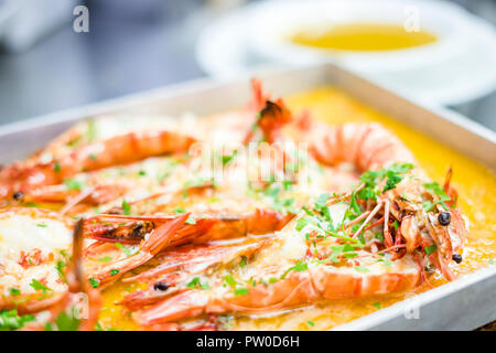 Gebackene Tiger Shrimps in einer Butter Soße auf Ofen - pan Stockfoto