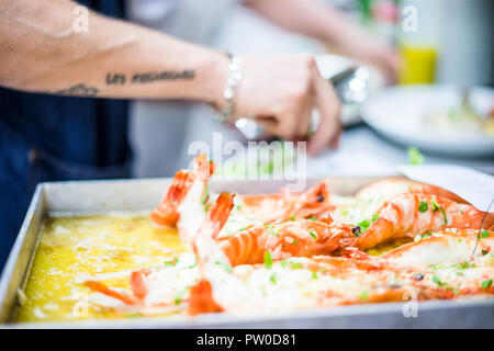 Gebackene Tiger Shrimps in einer Butter Soße auf Ofen - pan Stockfoto