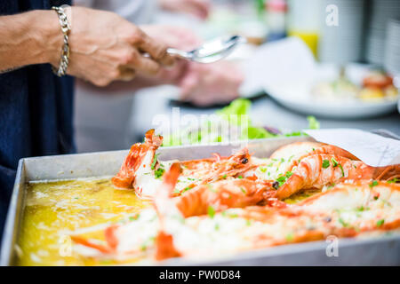 Gebackene Tiger Shrimps in einer Butter Soße auf Ofen - pan Stockfoto