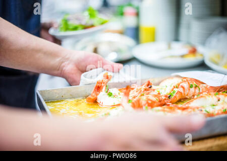 Gebackene Tiger Shrimps in einer Butter Soße auf Ofen - pan Stockfoto