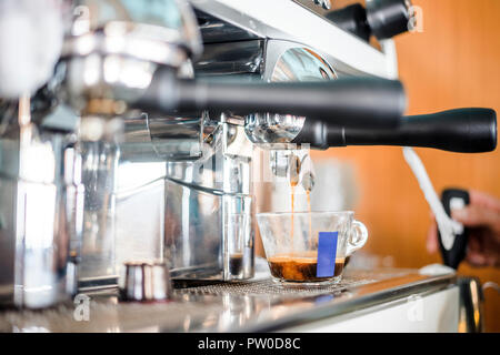 Vorbereitung leckeren Kaffee aus der Kaffeemaschine im Restaurant Stockfoto