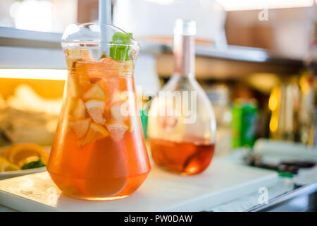 Frisch Sangria mit Orangen und Minze Blatt gemacht Stockfoto