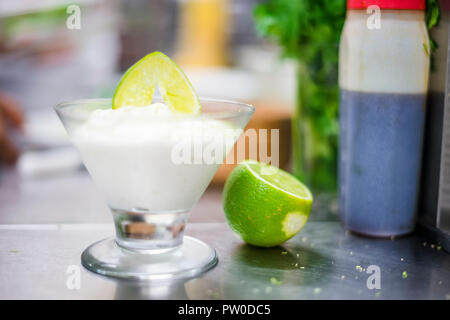 Lime Mousse mit Slice von Kalk auf der Oberseite im Restaurant Stockfoto