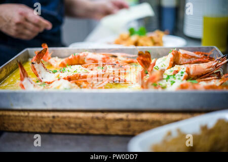 Gebackene Tiger Shrimps in einer Butter Soße auf Ofen - pan Stockfoto