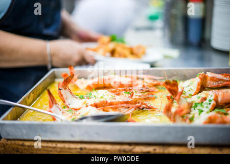 Gebackene Tiger Shrimps in einer Butter Soße auf Ofen - pan Stockfoto