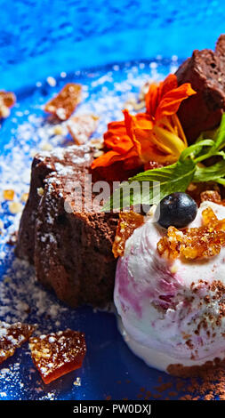 Die chocolate Brownies mit Vanilleeis Stockfoto