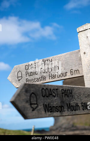 South West Coast Path Wegweiser zu Crackington Haven, Cornwall, England, Großbritannien Stockfoto