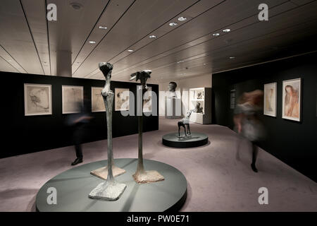Die Arbeit von Elisabeth Frink auf Anzeige an der Elisabeth Frink Menschen und andere Tiere Ausstellung Vorschau am Sainsbury Zentrum für Bildende Kunst in Norwich, Norfolk. PRESS ASSOCIATION Foto. Bild Datum: Donnerstag, den 11. Oktober 2018. Die Ausstellung wird neue Perspektiven eröffnen und Ihre radikalen und böhmische Anfänge in den 50er Jahren in London, eine der wichtigsten britischen Bildhauer des 20. Jahrhunderts Aufarbeitung. Photo Credit: Chris Radburn/PA-Kabel Stockfoto