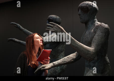 Ein Besucher schaut sich die Arbeit von Elisabeth Frink auf Anzeige an der Elisabeth Frink Menschen und andere Tiere Ausstellung Vorschau am Sainsbury Zentrum für Bildende Kunst in Norwich, Norfolk. PRESS ASSOCIATION Foto. Bild Datum: Donnerstag, den 11. Oktober 2018. Die Ausstellung wird neue Perspektiven eröffnen und Ihre radikalen und böhmische Anfänge in den 50er Jahren in London, eine der wichtigsten britischen Bildhauer des 20. Jahrhunderts Aufarbeitung. Photo Credit: Chris Radburn/PA-Kabel Stockfoto