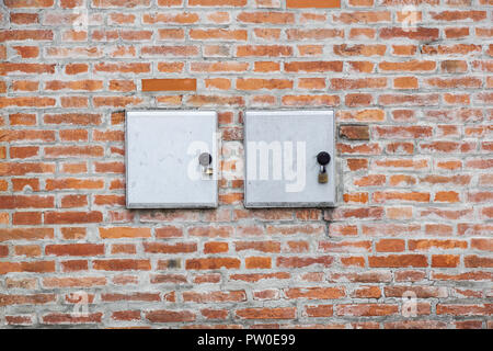 Schaltschrank auf Betonwand. Brick Wall Stockfoto