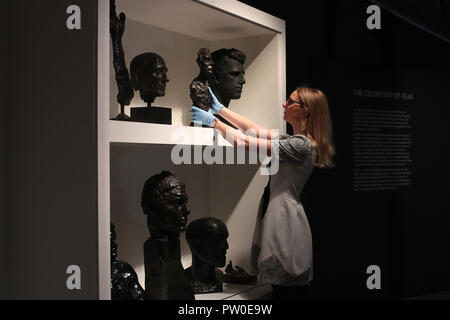Die Arbeit von Elisabeth Frink auf Anzeige an der Elisabeth Frink Menschen und andere Tiere Ausstellung Vorschau am Sainsbury Zentrum für Bildende Kunst in Norwich, Norfolk. PRESS ASSOCIATION Foto. Bild Datum: Donnerstag, den 11. Oktober 2018. Die Ausstellung wird neue Perspektiven eröffnen und Ihre radikalen und böhmische Anfänge in den 50er Jahren in London, eine der wichtigsten britischen Bildhauer des 20. Jahrhunderts Aufarbeitung. Photo Credit: Chris Radburn/PA-Kabel Stockfoto