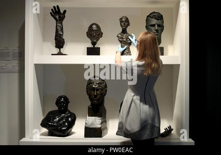 Die Arbeit von Elisabeth Frink auf Anzeige an der Elisabeth Frink Menschen und andere Tiere Ausstellung Vorschau am Sainsbury Zentrum für Bildende Kunst in Norwich, Norfolk. PRESS ASSOCIATION Foto. Bild Datum: Donnerstag, den 11. Oktober 2018. Die Ausstellung wird neue Perspektiven eröffnen und Ihre radikalen und böhmische Anfänge in den 50er Jahren in London, eine der wichtigsten britischen Bildhauer des 20. Jahrhunderts Aufarbeitung. Photo Credit: Chris Radburn/PA-Kabel Stockfoto