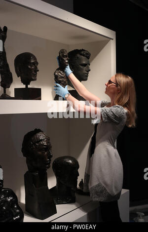 Die Arbeit von Elisabeth Frink auf Anzeige an der Elisabeth Frink Menschen und andere Tiere Ausstellung Vorschau am Sainsbury Zentrum für Bildende Kunst in Norwich, Norfolk. PRESS ASSOCIATION Foto. Bild Datum: Donnerstag, den 11. Oktober 2018. Die Ausstellung wird neue Perspektiven eröffnen und Ihre radikalen und böhmische Anfänge in den 50er Jahren in London, eine der wichtigsten britischen Bildhauer des 20. Jahrhunderts Aufarbeitung. Photo Credit: Chris Radburn/PA-Kabel Stockfoto