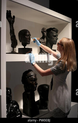 Die Arbeit von Elisabeth Frink auf Anzeige an der Elisabeth Frink Menschen und andere Tiere Ausstellung Vorschau am Sainsbury Zentrum für Bildende Kunst in Norwich, Norfolk. PRESS ASSOCIATION Foto. Bild Datum: Donnerstag, den 11. Oktober 2018. Die Ausstellung wird neue Perspektiven eröffnen und Ihre radikalen und böhmische Anfänge in den 50er Jahren in London, eine der wichtigsten britischen Bildhauer des 20. Jahrhunderts Aufarbeitung. Photo Credit: Chris Radburn/PA-Kabel Stockfoto