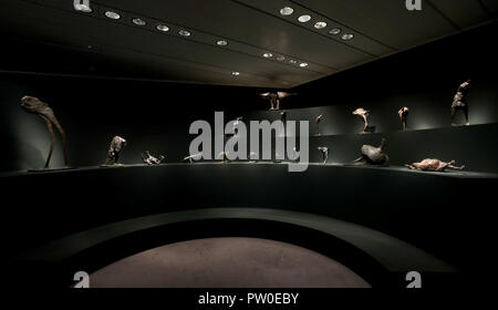 Die Arbeit von Elisabeth Frink auf Anzeige an der Elisabeth Frink Menschen und andere Tiere Ausstellung Vorschau am Sainsbury Zentrum für Bildende Kunst in Norwich, Norfolk. PRESS ASSOCIATION Foto. Bild Datum: Donnerstag, den 11. Oktober 2018. Die Ausstellung wird neue Perspektiven eröffnen und Ihre radikalen und böhmische Anfänge in den 50er Jahren in London, eine der wichtigsten britischen Bildhauer des 20. Jahrhunderts Aufarbeitung. Photo Credit: Chris Radburn/PA-Kabel Stockfoto