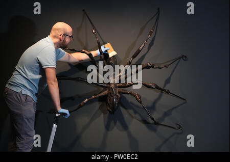 Die Arbeit von Elisabeth Frink auf Anzeige an der Elisabeth Frink Menschen und andere Tiere Ausstellung Vorschau am Sainsbury Zentrum für Bildende Kunst in Norwich, Norfolk. PRESS ASSOCIATION Foto. Bild Datum: Donnerstag, den 11. Oktober 2018. Die Ausstellung wird neue Perspektiven eröffnen und Ihre radikalen und böhmische Anfänge in den 50er Jahren in London, eine der wichtigsten britischen Bildhauer des 20. Jahrhunderts Aufarbeitung. Photo Credit: Chris Radburn/PA-Kabel Stockfoto