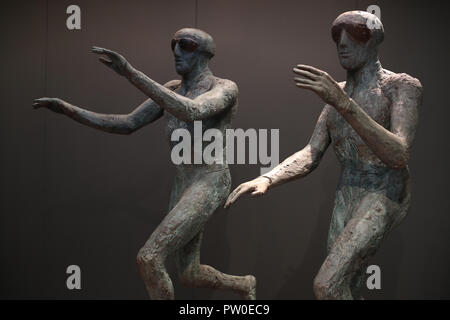 Die Arbeit von Elisabeth Frink auf Anzeige an der Elisabeth Frink Menschen und andere Tiere Ausstellung Vorschau am Sainsbury Zentrum für Bildende Kunst in Norwich, Norfolk. PRESS ASSOCIATION Foto. Bild Datum: Donnerstag, den 11. Oktober 2018. Die Ausstellung wird neue Perspektiven eröffnen und Ihre radikalen und böhmische Anfänge in den 50er Jahren in London, eine der wichtigsten britischen Bildhauer des 20. Jahrhunderts Aufarbeitung. Photo Credit: Chris Radburn/PA-Kabel Stockfoto