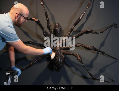 Die Arbeit von Elisabeth Frink auf Anzeige an der Elisabeth Frink Menschen und andere Tiere Ausstellung Vorschau am Sainsbury Zentrum für Bildende Kunst in Norwich, Norfolk. PRESS ASSOCIATION Foto. Bild Datum: Donnerstag, den 11. Oktober 2018. Die Ausstellung wird neue Perspektiven eröffnen und Ihre radikalen und böhmische Anfänge in den 50er Jahren in London, eine der wichtigsten britischen Bildhauer des 20. Jahrhunderts Aufarbeitung. Photo Credit: Chris Radburn/PA-Kabel Stockfoto