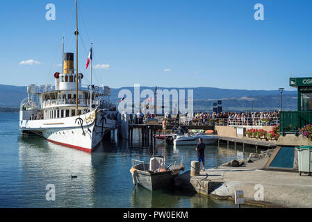 Swiss Historic Belle Epoque paddle steamboat Savoie im alten Hafen von Yvoire entlang dem Genfer See/Lac Léman, Haute-Savoie, Frankreich Stockfoto