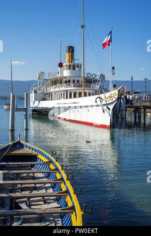 Swiss Historic Belle Epoque paddle steamboat Savoie im alten Hafen von Yvoire entlang dem Genfer See/Lac Léman, Haute-Savoie, Frankreich Stockfoto