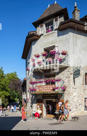 Touristen vor dem Crystal shop Cristallerie Atelier Hubert im mittelalterlichen Dorf Yvoire entlang dem Genfer See/Lac Leman, Haute-Savoie, Frankreich Stockfoto