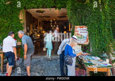 Touristen, die in antiken Shop/antiquarian im mittelalterlichen Dorf Yvoire, Haute-Savoie, Auvergne-Rh ône-Alpes, Frankreich Stockfoto