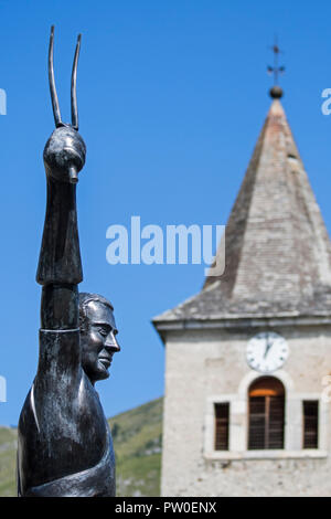 Statue der Französischen Tour de France Radfahrer, Eugène Christophe/Le Vieux Gaulois in Sainte-Marie-de-Campan, Hautes-Pyrénées, Frankreich Stockfoto