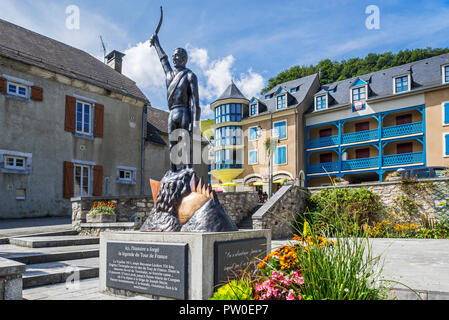 Statue der Französischen Tour de France Radfahrer, Eugène Christophe/Le Vieux Gaulois in Sainte-Marie-de-Campan, Hautes-Pyrénées, Frankreich Stockfoto