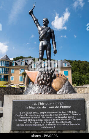 Statue der Französischen Tour de France Radfahrer, Eugène Christophe/Le Vieux Gaulois in Sainte-Marie-de-Campan, Hautes-Pyrénées, Frankreich Stockfoto